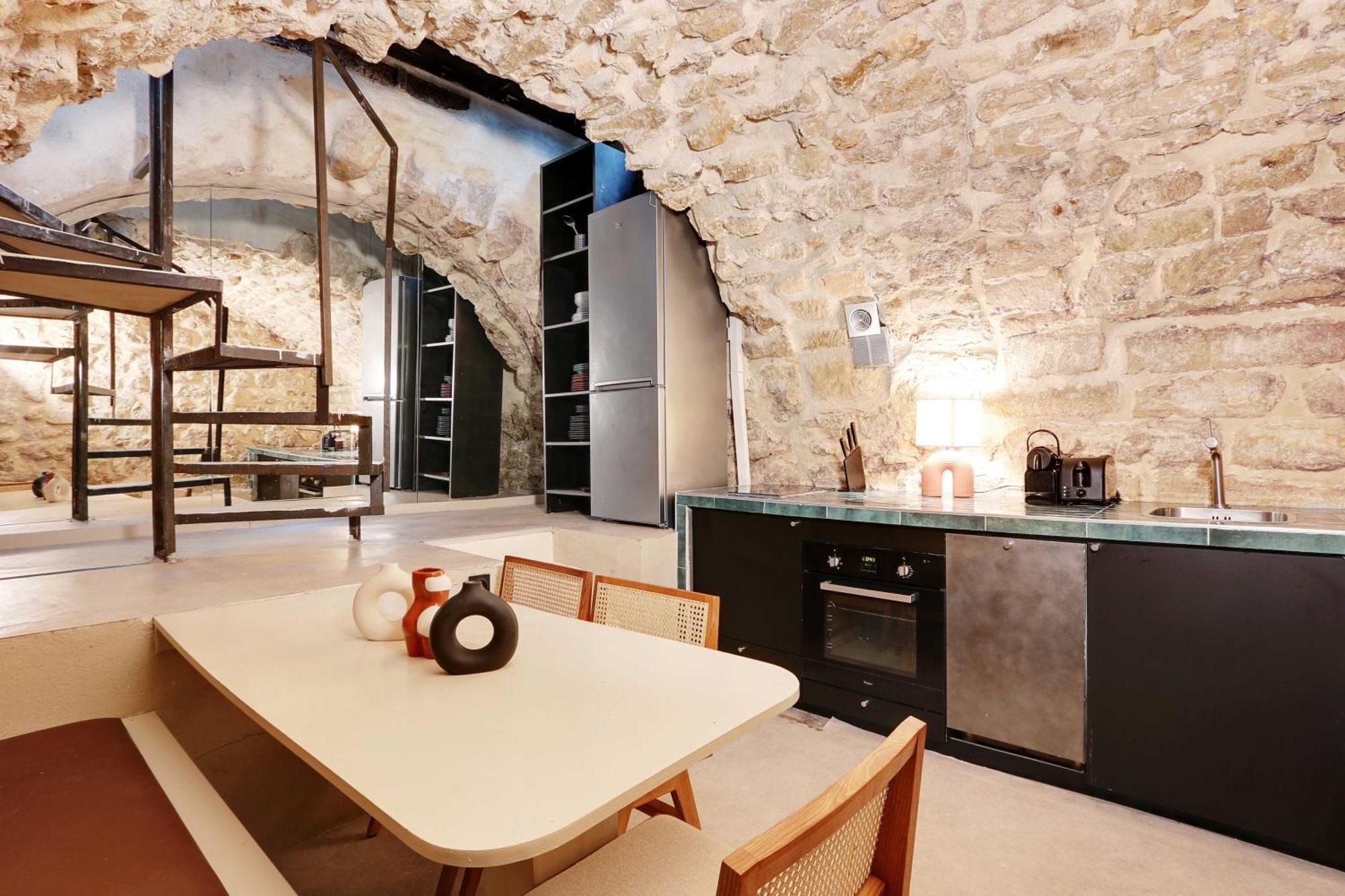 Refinement & Parisian Charm - Marais Appartement